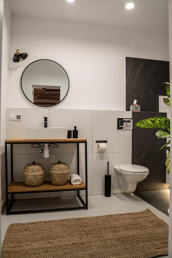 Apartment Folk By Anne & *