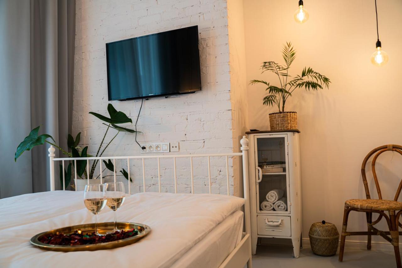 Apartment Folk By Anne & *