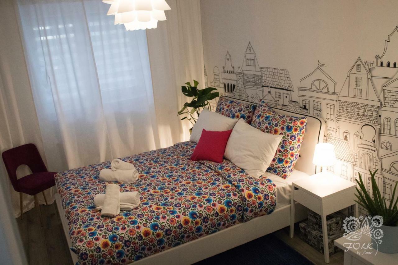 Apartment Folk By Anne & *